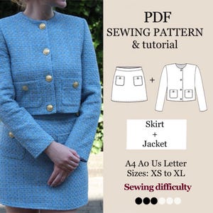 Może przedstawiać: Jasnoniebieski tweedowy kostium ze spódnicą ze złotymi guzikami. Zestaw zawiera krótki żakiet i spódnicę. Obraz pokazuje również wzór szycia z tekstem "PDF SEWING PATTERN & tutorial". Wzór zawiera spódnicę i kurtkę, rozmiary XS do XL.