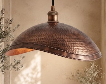 Suspension artisanale en cuivre, lampe marocaine en forme de dôme ondulé sculptural.