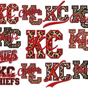 Può includere: Una collezione di toppe ricamate con la scritta "KC Chiefs". Le lettere "KC" presentano un motivo leopardato, e la parola "Chiefs" è in rosso. Sono mostrati vari stili di toppe.