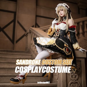 Puede incluir: Un disfraz de cosplay a medida con una combinación de colores negro, blanco y dorado. El disfraz presenta un vestido con falda con volantes, mangas largas y un corpiño decorativo. La imagen incluye el texto "SANDRONE CUSTOM SIZE COSPLAYCOSTUME".