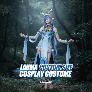 Puede incluir: Un disfraz de cosplay azul claro con detalles intrincados, que incluyen un top halter y una falda fluida. El disfraz presenta el texto "LAUMA CUSTOM SIZE COSPLAY COSTUME" en blanco. El diseño general está inspirado en la fantasía.