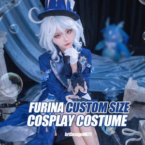 Puede incluir: Un disfraz de cosplay azul y blanco con un sombrero a juego. La imagen muestra el texto "FURINA CUSTOM SIZE COSPLAY COSTUME". El disfraz tiene detalles intrincados y está diseñado para eventos de cosplay. El fondo es azul.