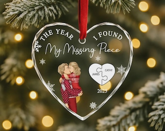 Das Jahr, in dem ich mein fehlendes Stück fand, das Paare küsste - personalisierte herzförmige Glasverzierung