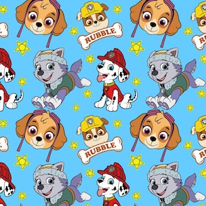 Puede incluir: Un patrón repetitivo con imágenes de dibujos animados de los personajes de la Patrulla Canina sobre un fondo azul claro. Los personajes incluyen a Skye, Rubble, Marshall y Everest, junto con estrellas amarillas y texto en forma de hueso "Rubble".