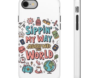 Könnte beinhalten: Weißes Handycase mit einem farbenfrohen Reise-Design. Das Case zeigt den Text "Sippin' My Way Around The World" mit Illustrationen von Globus, Koffer, Flugzeug und Kaffeetasse.