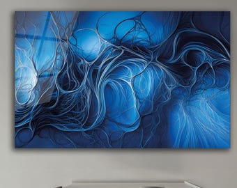 Op de afbeelding: Abstracte kunstprint met een wervelend ontwerp in blauw- en wittinten. Het kunstwerk wordt weergegeven boven een donkergrijze eettafel met zwarte stoelen. De vloeiende lijnen van de print creëren een gevoel van beweging en diepte.