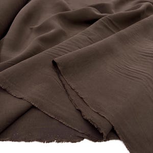 Puede incluir: Un letrero de madera rústica con el texto "Welcome to our home" en letras blancas. El letrero presenta un acabado envejecido y un diseño sencillo y acogedor, perfecto para la decoración de la entrada.