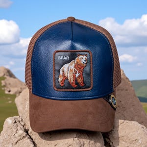 Brązowo-niebieska czapka typu trucker z misiem – haftowana naszywka ze sztucznej skóry, regulowany zatrzask z siateczki