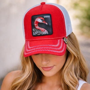 Truckerhoed Red Swan – mesh-snapback met geborduurde patch, zomerhoed