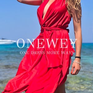 Könnte beinhalten: Ein leuchtend rotes Kleid mit Neckholder-Ausschnitt und fließendem Rock. Das Kleid hat eine betonte Taille und einen tiefen V-Ausschnitt. Der Text "ONEWEY ONE DRESS MORE WAYS" ist auf dem Kleid zu sehen.