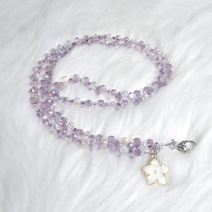 Cadena cruzada hecha a mano con cuentas de vidrio, correa para teléfono color lavanda, joyería para teléfono con dije de flor, collar largo para teléfono, regalo para el Día de la Madre.