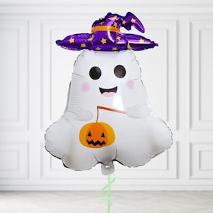 Op de afbeelding: Een witte Halloween-geestvormige ballon met een paarse heksenhoed met gele sterren. De geest houdt een oranje pompoen vast met een uitgesneden gezicht. De ballon heeft een lachend gezicht en roze wangen.