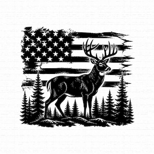 Pode incluir: Uma ilustração gráfica a preto e branco de um veado com grandes hastes em pé numa floresta de pinheiros. Atrás do veado encontra-se um design desgastado da bandeira americana com estrelas e riscas horizontais visíveis.