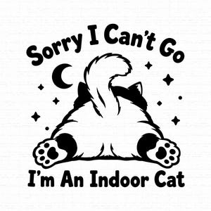 Może przedstawiać: Czarno-biały projekt graficzny przedstawiający kota widzianego od tyłu z podniesionym ogonem. Tekst brzmi Sorry I Can't Go I'm An Indoor Cat. Ilustracja zawiera półksiężyc i małe gwiazdki otaczające postać kota.