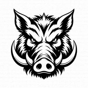Puede incluir: Una ilustración gráfica en blanco y negro de una cabeza de jabalí mirando al frente. El diseño presenta rasgos faciales afilados y agresivos, orejas puntiagudas y prominentes colmillos curvos que sobresalen de los lados del hocico.