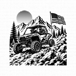 Könnte beinhalten: Eine schwarz-weiße grafische Illustration eines Geländefahrzeugs mit der Nummer 1000 auf der Motorhaube, das einen felsigen Bergpfad hinauffährt. Die Szene zeigt eine gestreifte Sonne, Kiefern und eine US-Flagge an einem Mast vor Berggipfeln.