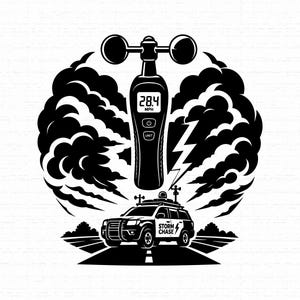 Può includere: Un'illustrazione grafica in bianco e nero con un anemometro portatile che indica 28.4 MPH sopra un veicolo per l'inseguimento di tempeste su una strada. La scena include nuvole temporalesche stilizzate, un fulmine e il testo STORM CHASE.