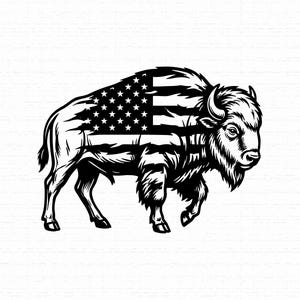 Può includere: Un'illustrazione grafica in bianco e nero di un bisonte di profilo, rivolto verso destra. Il corpo dell'animale presenta un motivo stilizzato della bandiera americana con stelle e strisce orizzontali integrate nella trama del pelo.
