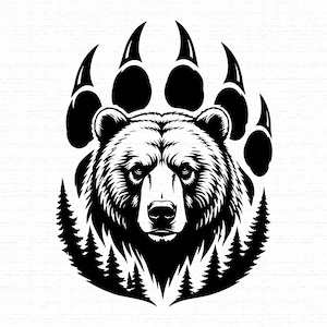 Puede incluir: Una ilustración gráfica en blanco y negro que presenta la cabeza de un oso centrada dentro de una gran huella de pata de oso. El diseño incorpora siluetas de pinos a lo largo de los bordes inferiores, creando una imagen detallada y contrastada.