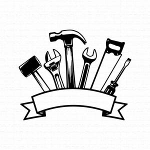 Könnte beinhalten: Eine schwarz-weiße grafische Illustration mit einer Sammlung von Handwerkzeugen, darunter ein Schlägel, ein verstellbarer Schraubenschlüssel, ein Hammer, ein Maulschlüssel, eine Handsäge und ein Schraubendreher, angeordnet hinter einem leeren Banner.