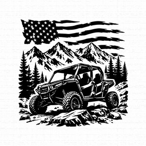 Puede incluir: Una ilustración gráfica en blanco y negro que muestra un vehículo todoterreno sobre un terreno rocoso. El fondo presenta una cadena montañosa, un bosque de pinos y una bandera estadounidense estilizada ondeando sobre el paisaje.