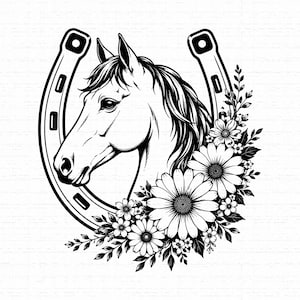 Può includere: Un'illustrazione grafica in bianco e nero che presenta il profilo di una testa di cavallo centrata all'interno di un ferro di cavallo. Un gruppo di margherite dettagliate e fogliame è disposto in basso a destra, sovrapposto al ferro e al collo.