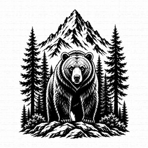 Könnte beinhalten: Eine schwarz-weiße grafische Illustration, die einen großen Bären auf einem Felsvorsprung zeigt. Im Hintergrund befindet sich ein dichter Wald aus hohen Kiefern und ein markanter, zerklüfteter Berggipfel hinter dem Bären.