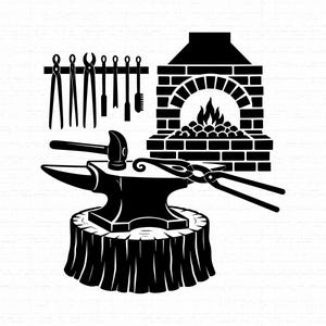 Könnte beinhalten: Eine schwarz-weiße grafische Illustration einer Schmiedewerkstatt mit einer gemauerten Esse mit Feuer, einem Metallamboss auf einem Holzstumpf, einem Hammer, einer Zange und einem Wandhalter mit verschiedenen Schmiedewerkzeugen.