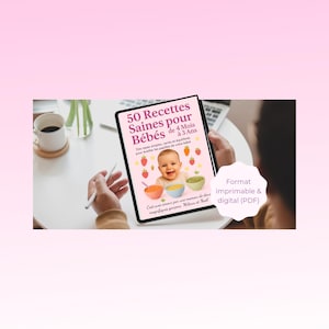 Può includere: Un tablet mostra un libro di cucina intitolato "50 Ricette Sane per Bambini da 4 Mesi a 3 Anni". La copertina presenta un bambino sorridente e immagini di pappe. Il testo menziona anche "Formato stampabile & digitale (PDF)".