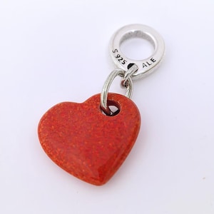 Charm pendente a forma di cuore rosso opalescente PANDORA