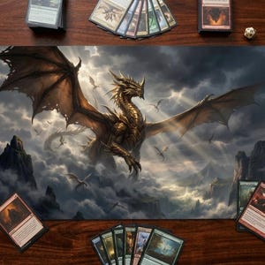 Puede incluir: Alfombrilla de juego con una ilustración detallada de un dragón dorado volando en un cielo nublado. Rodeada de cartas de juego, dados y mazos de cartas, creando un entorno de juego temático.