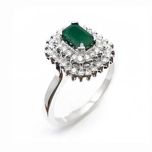 Ladies&#39; ring in 18k white gold with emerald & diamonds – Elegantly handcrafted
