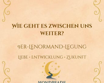 Könnte beinhalten: Eine quadratische Karte mit hellpfirsichfarbenem Hintergrund und goldenen Schmuckecken. Der Text lautet: WIE GEHT ES ZWISCHEN UNS WEITER? 9ER-LENORMAND-LEGUNG LIEBE • ENTWICKLUNG • ZUKUNFT. Darunter ein goldener Halbmond, Sterne, ein dunkelblauer Pfad und das Wort MONDPFADE.