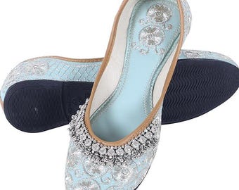 スカイブルーの刺繍入りジュッティ、シルバーの花柄ブライダルモジャリ、ハンドメイドシューズ