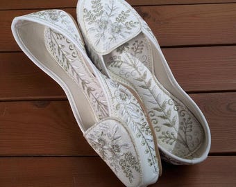 Witte Zari Work Jutti: handgemaakte leren Indiase schoenen