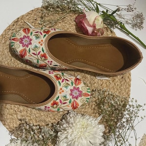 Floral Embroidered Women&#39;s Jutties: Ethnic Fusion Style