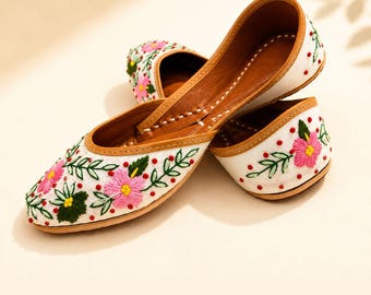 Jutti Punjabi / Khussa de cuero indio bordado floral hecho a mano