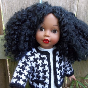 Puede incluir: Una taza de cerámica blanca con asa negra y el texto "But First, Coffee" en negrita negra. La taza se encuentra sobre un fondo borroso, sugiriendo un ambiente acogedor.