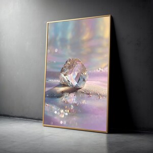 Puede incluir: Impresión artística enmarcada que presenta un gran cristal facetado. El cristal se asienta sobre una superficie brillante e iridiscente con tonos morados, azules y dorados. El marco es dorado.
