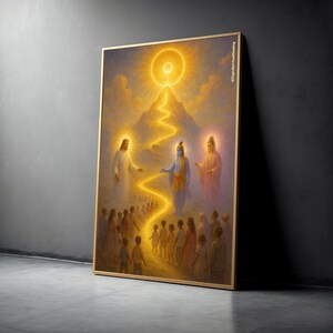 Könnte beinhalten: Ein gerahmter spiritueller Kunstdruck zeigt drei Figuren mit leuchtenden Heiligenscheinen, die durch einen goldenen Pfad mit einem strahlenden Licht auf einem Berg verbunden sind. Eine Menschenmenge folgt dem Pfad. Das Kunstwerk ist in warmen Gold-, Gelb- und Orangetönen gehalten.