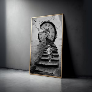 Puede incluir: Impresión artística enmarcada en blanco y negro que representa una escena surrealista. Un niño sube una escalera que conduce a una esfera de reloj, con pájaros volando alrededor. La obra de arte tiene un marco dorado.