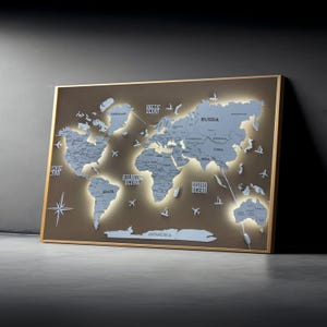 Pode incluir: Um mapa-múndi emoldurado com uma borda dourada, apresentando um mapa cinza com continentes e oceanos iluminados. Ícones decorativos de aviões e veleiros estão espalhados pelo mapa. Uma rosa dos ventos está no canto inferior esquerdo.