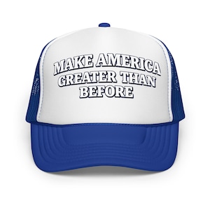 Könnte beinhalten: Blau-weiße Trucker-Mütze mit dem Text "MAKE AMERICA GREATER THAN BEFORE" in fetten, schwarzen Buchstaben. Die Mütze hat eine weiße Front, einen blauen Schirm und eine blaue Mesh-Rückseite.
