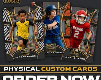 Puede incluir: Tres tarjetas deportivas personalizadas con jóvenes atletas en acción. Las tarjetas muestran a un jugador de fútbol en amarillo, una jugadora de softbol en azul y un jugador de fútbol americano en rojo. Las tarjetas tienen un diseño dorado y negro con el texto "Game Changers".