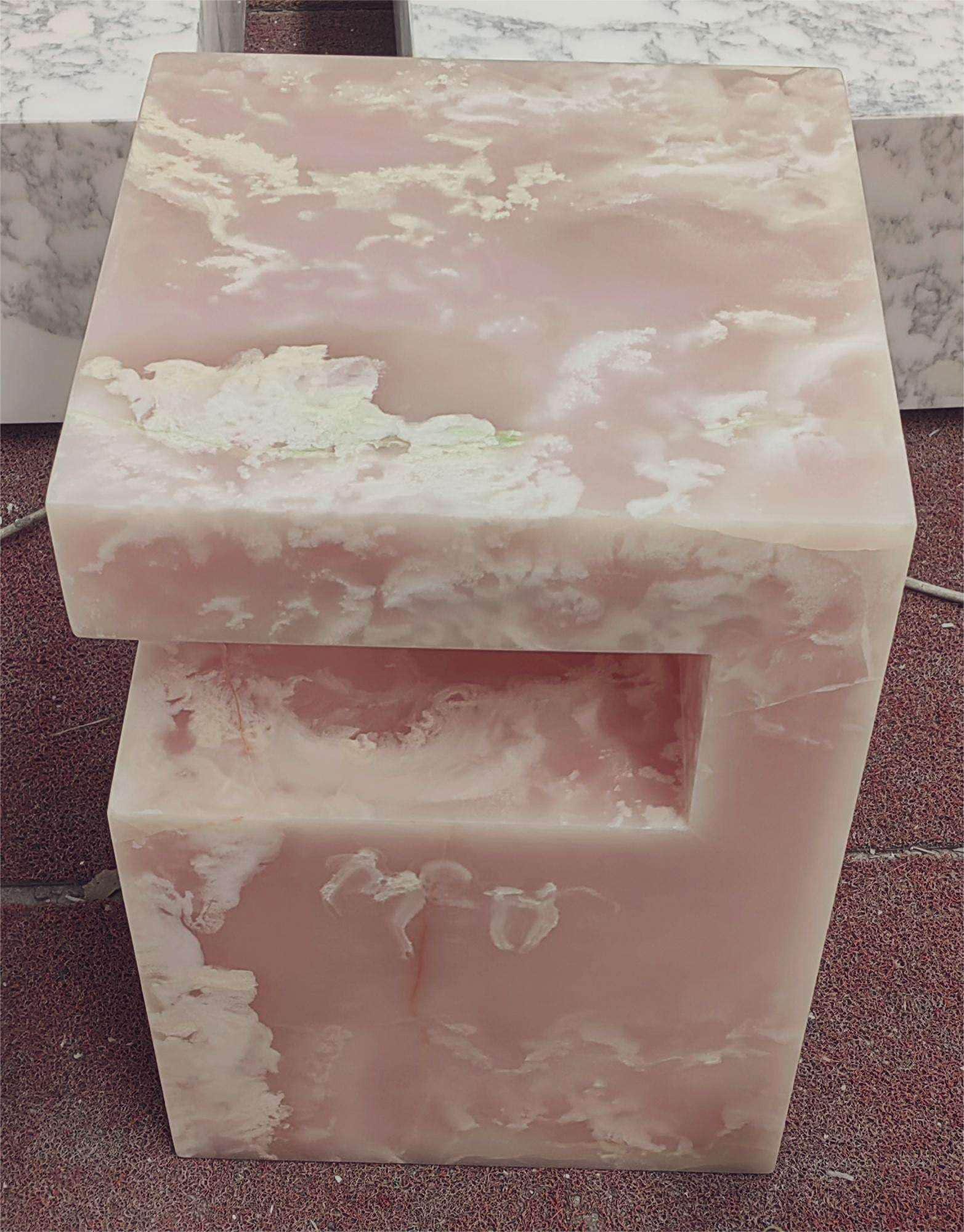 ピンクオニキスキューブテーブル：モダンなアクセント家具、天然石の