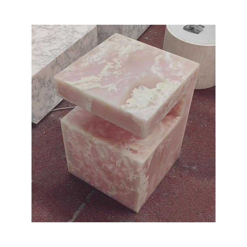 ピンクオニキスキューブテーブル：モダンなアクセント家具、天然石の