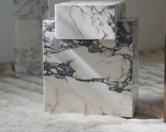 Mesa lateral artesanal em mármore Calacatta Viola: toque moderno em cubo