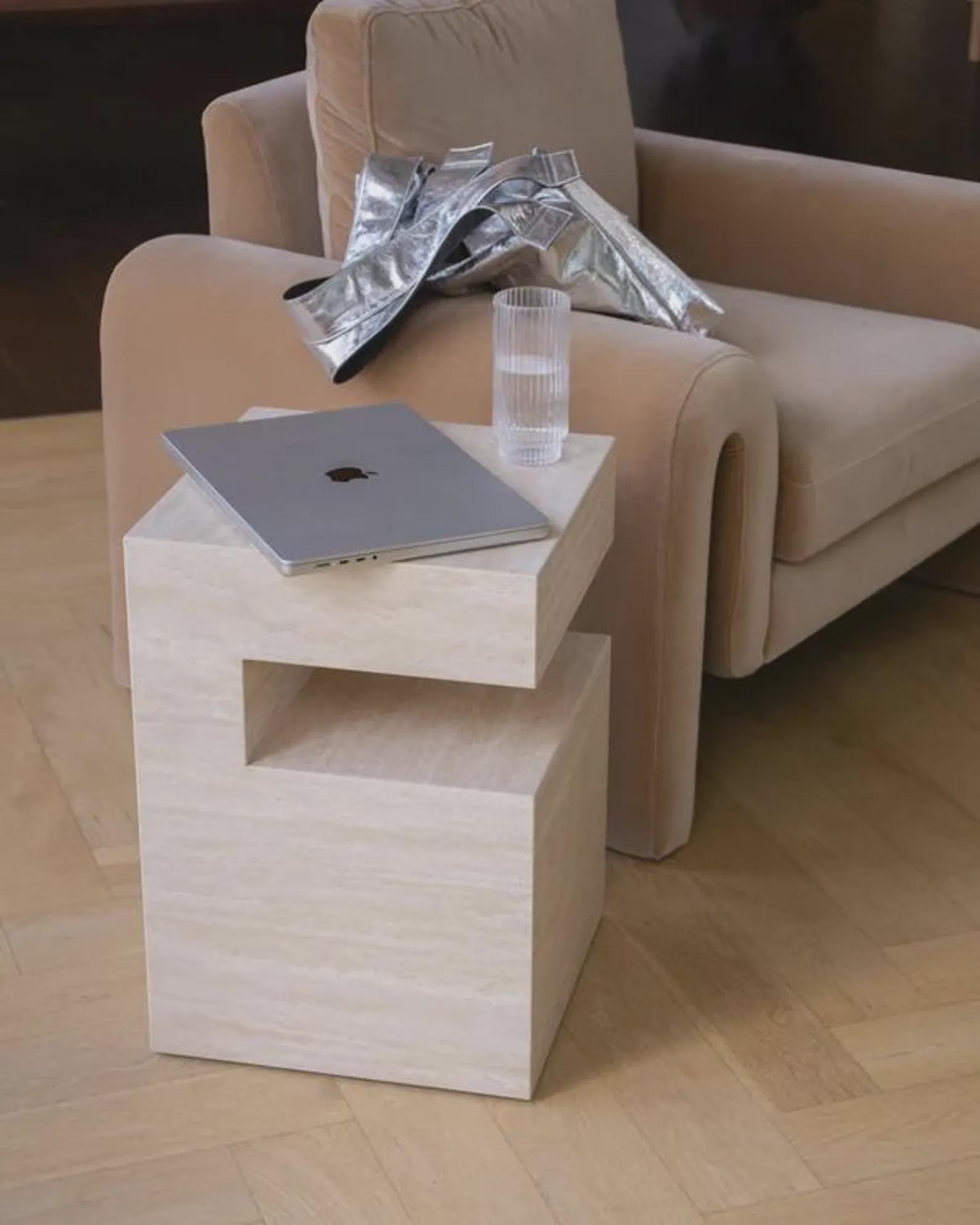 手作りのトラバーチンアクセントテーブル：収納付き素朴な石のサイド