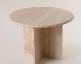 Handgjort soffbord i beige travertin: Minimalistiskt stenbord