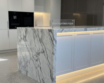 Piano di lavoro in marmo personalizzato per isola cucina – Moderno bancone per la colazione a cascata